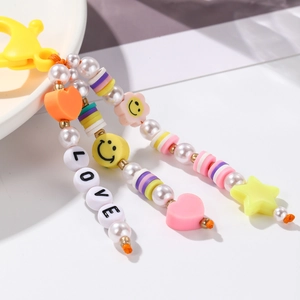 Détail d'un porte-clés en perles colorées avec lettres LOVE et breloques en cœur