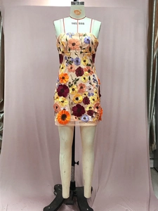 Detailansicht der 3D-Blumenstickerei und des Netzstoffs auf dem eleganten A-Linien-Kleid