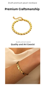 Dettaglio del bracciale in titanio placcato oro 18 carati con maglie a foglia e chiusura