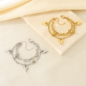 Zweilagiges Armband mit 18K Gold- und Silber-Herzanhängern und verstellbarer Perlenkette