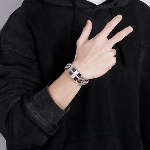 Gros plan d'un bracelet gourmette argenté pour homme avec plaque en strass scintillants