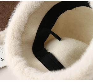 Dettaglio della fodera in peluche e delle cuciture del cappello a secchiello beige