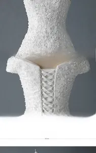 Détails de la robe de mariée en dentelle montrant le dos lacé et la taille ajustable sur mesure