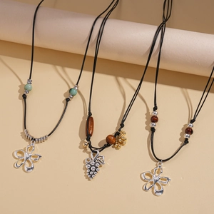 Colliers ethniques en corde avec pendentifs fleurs et raisins, perles céramique et bois