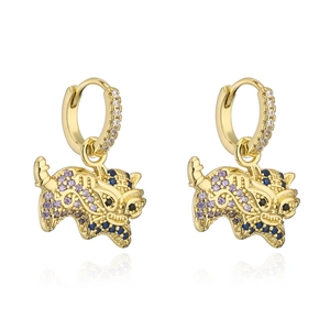 Dettaglio orecchini a drago placcati oro 18K con zirconi viola e blu micro-incastonati