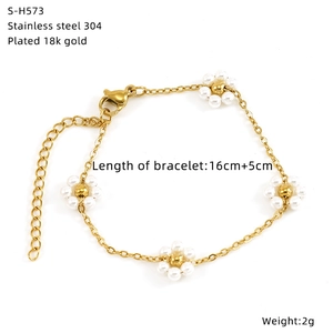 Detail of 18k gold plated stainless steel floral bracelet with pearl daisy charms