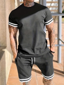 Détail d'un ensemble de sport noir avec rayures blanches sur les manches et le short