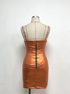 Detail eines orangefarbenen Metallic-Minikleides mit dünnen Trägern und Reißverschluss
