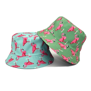 Gros plan de bobs bleu clair et vert avec motifs flamants roses imprimés pour l'été