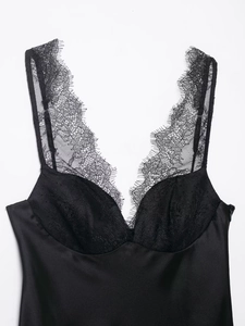 Détail de caraco en satin noir avec bordure en dentelle de cils délicate