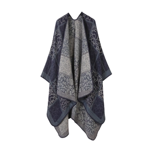 Gros plan du châle en tricot gris-bleu avec des détails de tissage jacquard