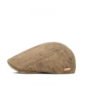 Vue latérale d'un béret marron vintage avec texture et détail d'écusson en cuir JINIJ
