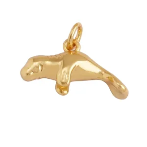 Détail du pendentif lamantin en laiton poli avec dimensions 20mm de large et 13mm de haut