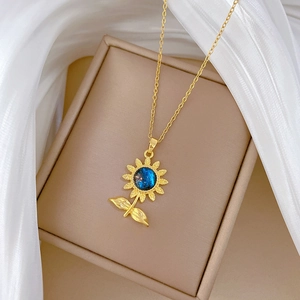Collier tournesol doré luxueux avec pierre bleue étoilée et chaîne élégante en titane