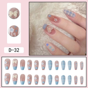 Faux ongles ballerine à carreaux bleus avec nœuds 3D, perles et motifs cœurs fleuris