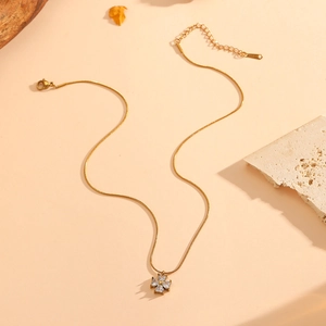 Collier luxueux en acier inoxydable doré avec pendentif trèfle en forme de cœur serti