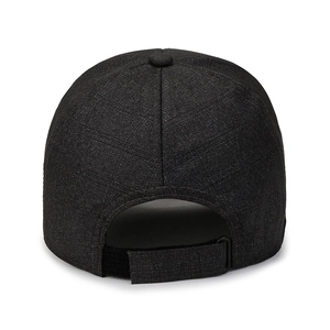 Vue arrière de la casquette de baseball noire pour hommes avec fermeture velcro réglable