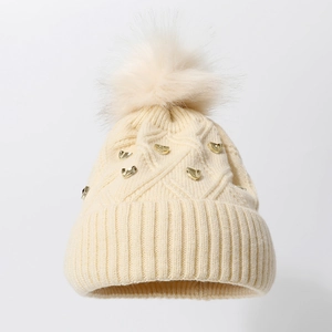 Bonnet en tricot d'hiver avec pompon doux et clous métalliques en couleur crème