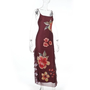 Detailweergave van bordeauxrode maxi-jurk met bloemenprint en ruches aan de zoom