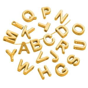 Gros plan de perles alphabet en acier inoxydable doré 10mm pour bijoux DIY