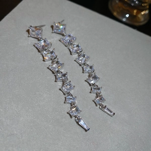 Dettaglio degli eleganti orecchini a nappa d'argento con zirconi cubici a taglio rettangolare