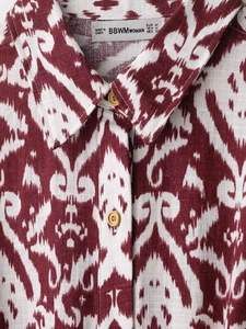 Detailaufnahme des Hemdkragens mit Bohème-Print, Knöpfen und Stoffstruktur