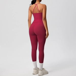 Détail d'un ensemble de yoga bordeaux avec brassière à bretelles croisées et legging taille haute