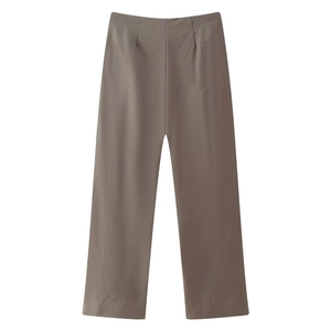 Détail du pantalon marron café à coupe droite avec taille haute et tissu en coton de qualité