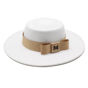 Eleganter Booter Hut Wollfilz Flachkrone Breiter Krempe Retro Mode Band Schleife Metall Logo Für Herren Damen Outdoor Reise
