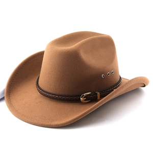 Détail du chapeau de cowboy en feutre marron avec bande en cuir tressé et boucle