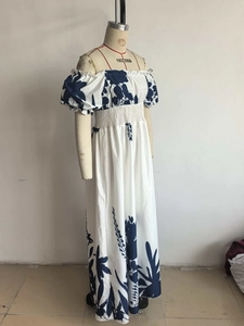 Détail de la taille élastique froncée et de l'imprimé floral sur la robe