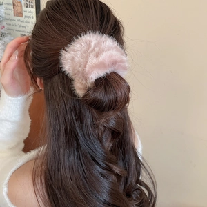 Elastico per capelli in peluche rosa a righe mostrato su una coda di cavallo da dietro