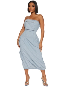 Abito midi in denim senza spalline azzurro con tasche cargo e dettaglio con zip