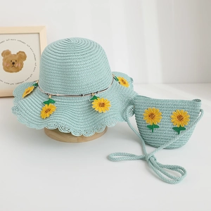 Dettaglio del cappello di paglia verde menta con ricamo girasole e borsa abbinata