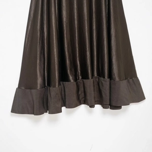 Jupe midi élégante en satin bronze avec éclat métallique et détails de l'ourlet