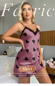 Détail de la nuisette en satin violet avec dentelle noire et motifs de cœurs