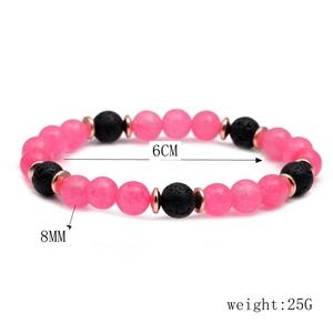 Dettaglio del bracciale con perle occhio di gatto rosa da 8mm e pietre laviche