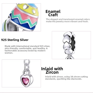 Vue détaillée du charme en argent S925 avec zircon coeur rose et motifs en émail coloré