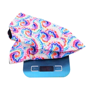 Cappello da pescatore tie-dye colorato con vivaci motivi a spirale su fondo bianco
