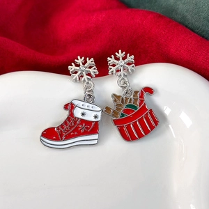 Detail von Weihnachts-Ohrringen mit festlichem rotem Stiefel und Geschenkkorb mit Strass