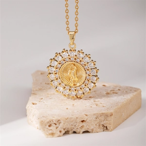 Goldene Jungfrau Maria Halskette mit Zirkonia Anhänger auf Naturstein Hintergrund