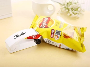 Tragbares Mini-Heißsiegelgerät zum Verschließen von Snackbeuteln auf dem Tisch
