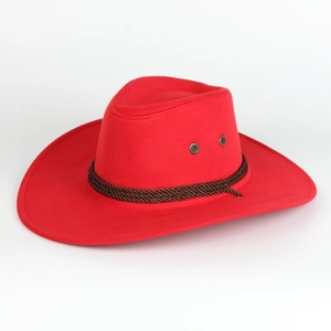 Dettaglio di un cappello da cowboy rosso in finta pelle con fascia intrecciata e occhielli