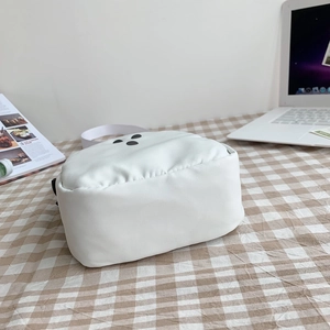 Vue de dessus d'un sac bandoulière blanc en similicuir avec motif dessin animé minimaliste