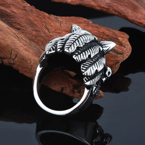 Vue détaillée d'une bague tête de loup argentée hip-hop avec texture de plumes