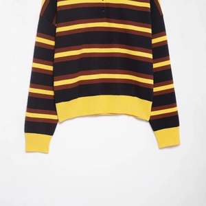 Gestreifter Langarm-Strickpullover mit Polo-Kragen und Rippbündchen in Marineblau und Gelb
