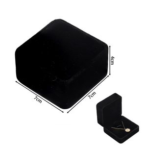 Black velvet jewelry box with 7x7x4cm dimensions and interior necklace display detail