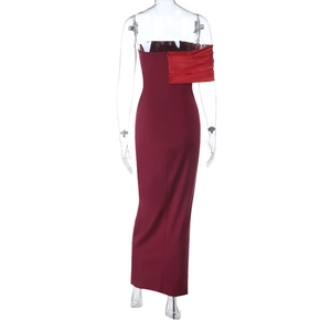 Détail du dos d'une robe de soirée bordeaux avec plis en satin rouge élégant