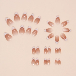 Faux ongles amande courts avec pointes françaises blanches et dégradé rose brillant