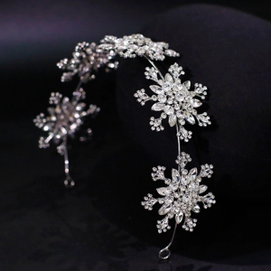 Eleganter Braut Haarreif mit glitzernden Strass Schneeflocken für Hochzeitsfrisuren